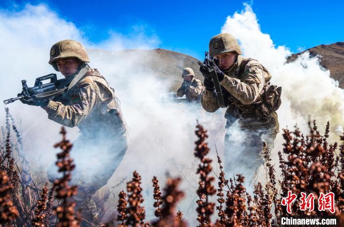 官兵正在進行戰(zhàn)術(shù)綜合訓(xùn)練。　西藏山南軍分區(qū)某團供圖