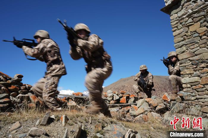 官兵正在進行戰(zhàn)術(shù)綜合訓(xùn)練。　西藏山南軍分區(qū)某團供圖