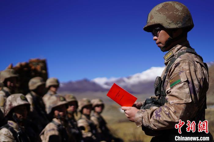 訓(xùn)練間隙，楊磊正在為官兵作宣講?！∥鞑厣侥宪姺謪^(qū)某團供圖