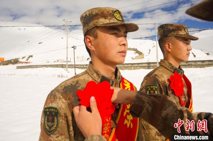 退伍老兵合照留念?！∥鞑厣侥宪姺謪^(qū)某團供圖