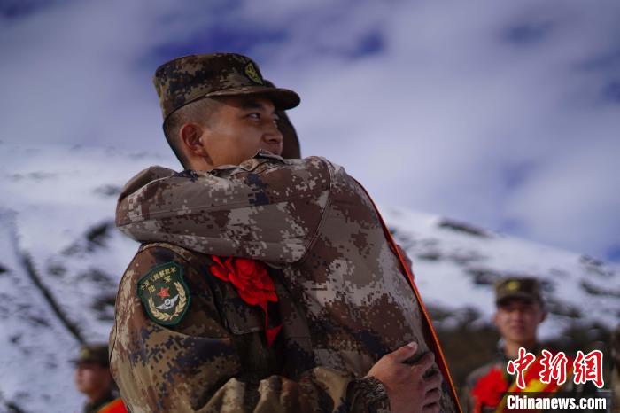退伍老兵相擁留念?！∥鞑厣侥宪姺謪^(qū)某團供圖