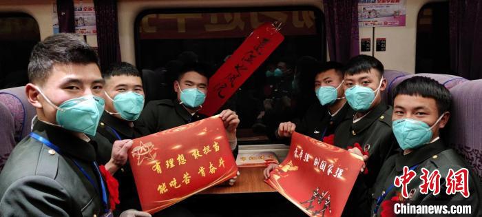 退伍老兵在退伍專列上合影留念。　西藏山南軍分區(qū)某團供圖