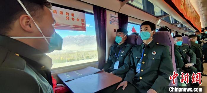 退伍老兵乘坐在退伍專列?！∥鞑厣侥宪姺謪^(qū)某團供圖