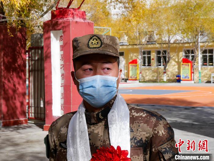 圖為什布奇邊防連退伍老兵臨別前再看一眼連隊(duì)?！詵| 攝