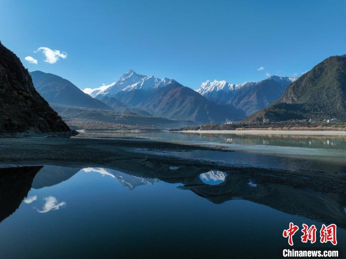 西藏林芝雅魯藏布江和遠(yuǎn)處的雪山?！《拘?攝