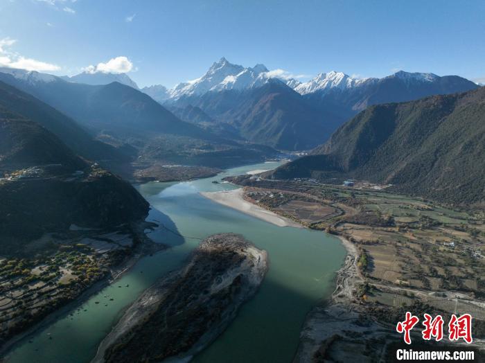 西藏林芝雅魯藏布大峽谷的雪山風(fēng)光?！《拘?攝