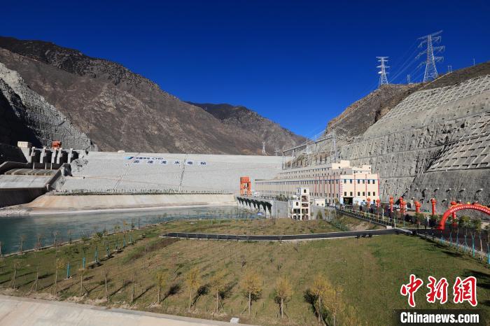 圖為金沙江上游蘇洼龍水電站?！⊥趵?攝