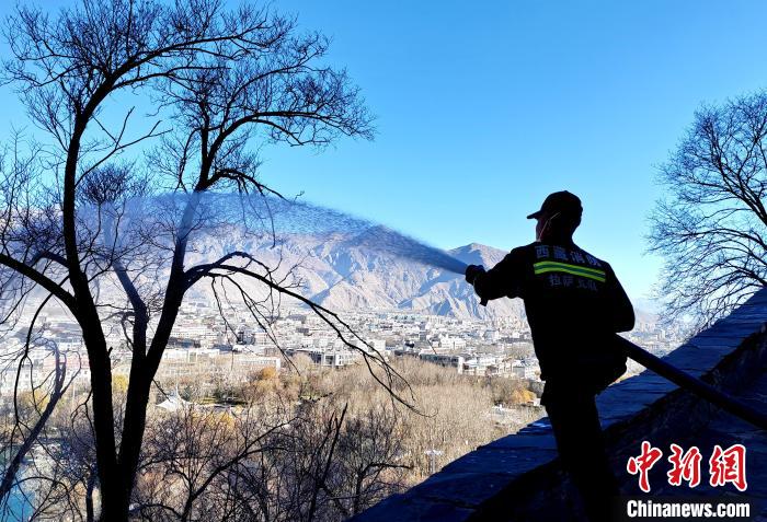 12月6日，布達(dá)拉宮消防救援大隊(duì)在布達(dá)拉宮山體林草區(qū)域開展?jié)窕ぷ??！㈣?攝