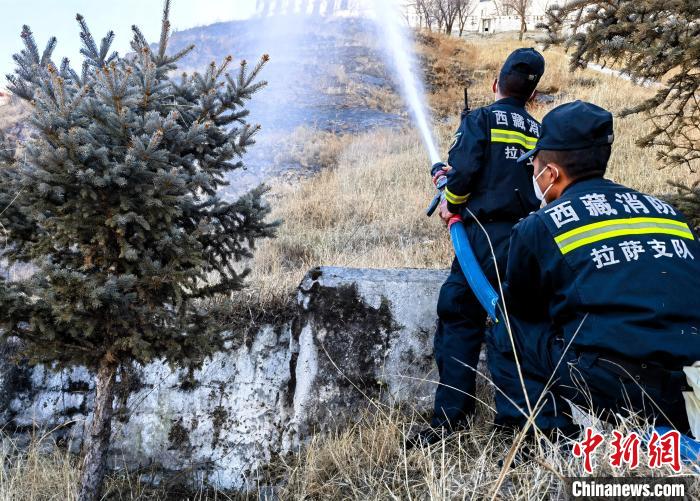 12月6日，布達(dá)拉宮消防救援大隊(duì)在布達(dá)拉宮山體林草區(qū)域開展?jié)窕ぷ鳌！㈣?攝