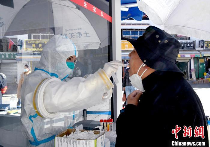 12月7日，拉薩市民正在進(jìn)行核酸檢測(cè)?！±盍?攝
