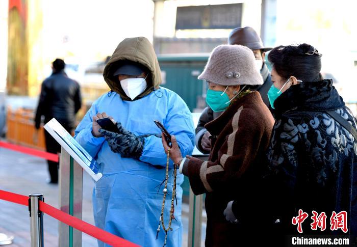 12月7日，拉薩市民掃碼進(jìn)入銀行辦理業(yè)務(wù)?！±盍?攝