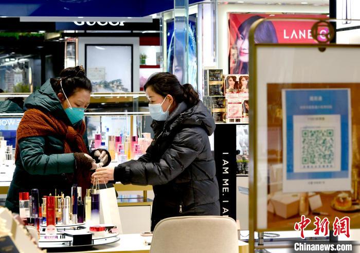 12月7日，拉薩，市民掃碼進(jìn)入拉薩百貨大樓選購護(hù)膚品?！±盍?攝