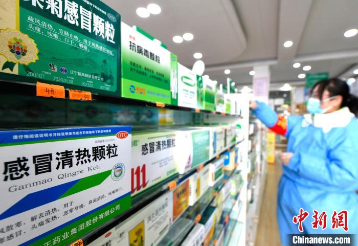 12月7日，拉薩宇拓路一藥店工作人員正在整理店內(nèi)的感冒類藥品。　李林 攝
