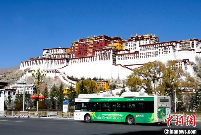 12月7日，一輛公交車從拉薩市城關(guān)區(qū)北京中路駛過?！±盍?攝