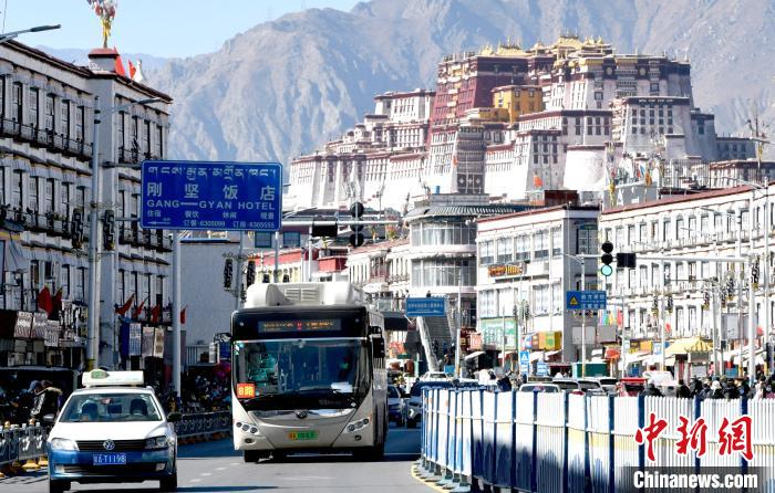 12月7日，一輛公交車從拉薩市城關(guān)區(qū)北京東路駛過?！±盍?攝