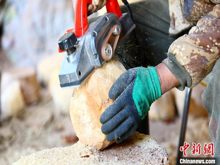 圖為手工藝人正在制作木碗。　德吉 　攝