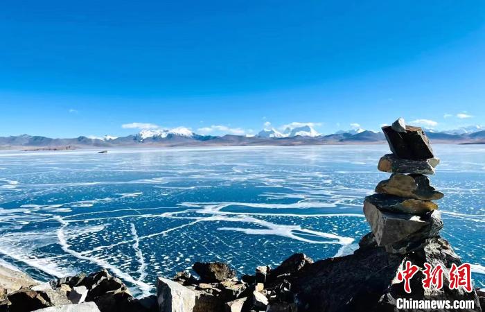 圖為普瑪江塘鄉(xiāng)境內(nèi)的雪山、冰湖美景。　浪卡子縣網(wǎng)信辦供圖
