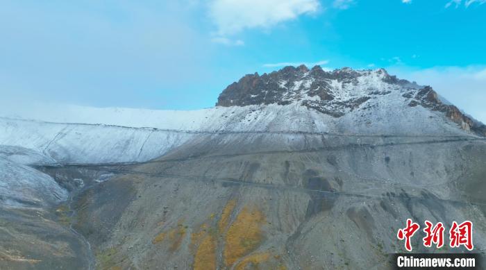 圖為邊壩縣降雪時(shí)夏貢拉山段路況?！∵厜慰h融媒體中心供圖