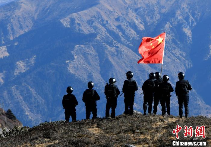 1月6日，移民警察在執(zhí)勤?！±盍?攝