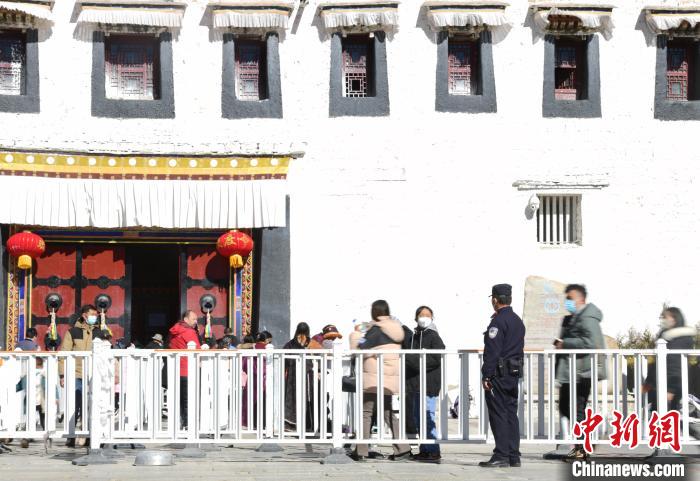 圖為1月23日，布達(dá)拉宮廣場派出所民警正在引導(dǎo)游客?！∝暩聛硭?攝