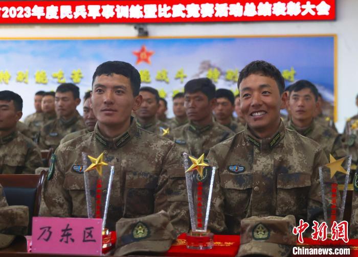 表彰大會(huì)上，獲獎(jiǎng)選手開(kāi)心瞬間。　吳蒙昆 攝