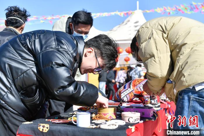 圖為展銷會現(xiàn)場。　貢嘎來松 攝