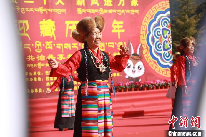 圖為藏歷新年活動現(xiàn)場?！埩?攝