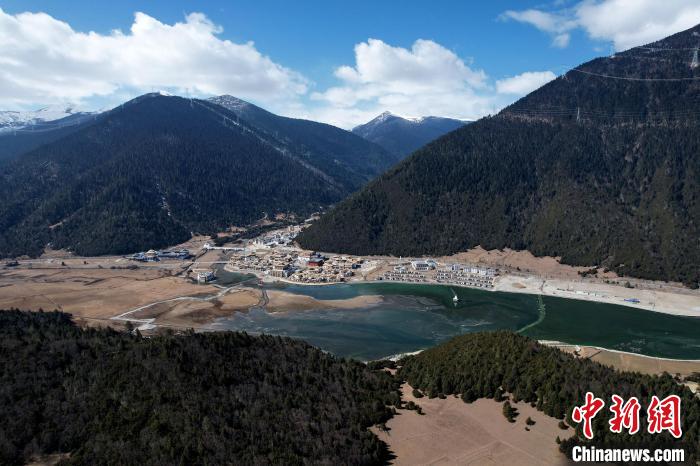 2月17日，西藏林芝魯朗小鎮(zhèn)。(無人機(jī)照片) 李林 攝