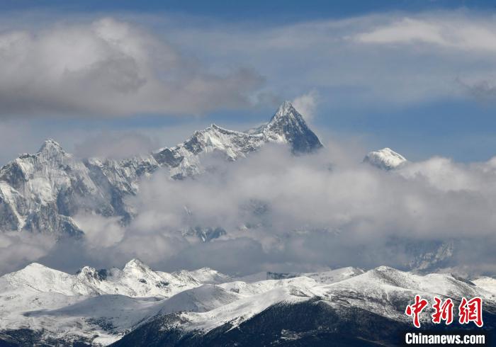 2月17日，西藏林芝色季拉山觀景臺拍到的南迦巴瓦峰。　李林 攝