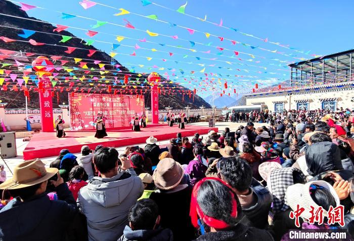 文藝活動全景。　芒康縣委宣傳部供圖