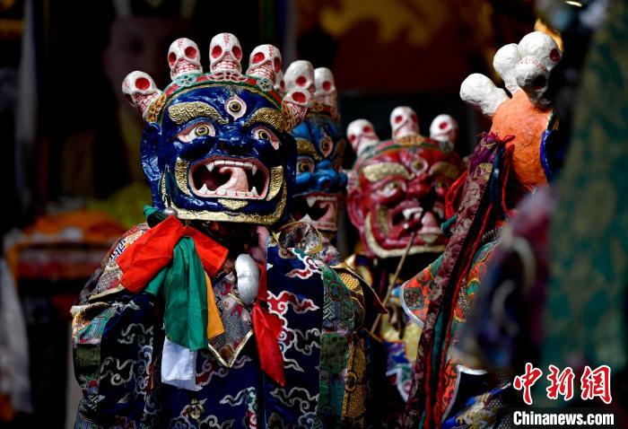 2月19日，楚布寺僧人們佩戴面具準(zhǔn)備參加跳神活動?！±盍?攝