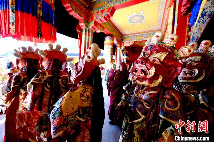 2月19日，楚布寺僧人們佩戴面具準(zhǔn)備參加跳神活動?！±盍?攝