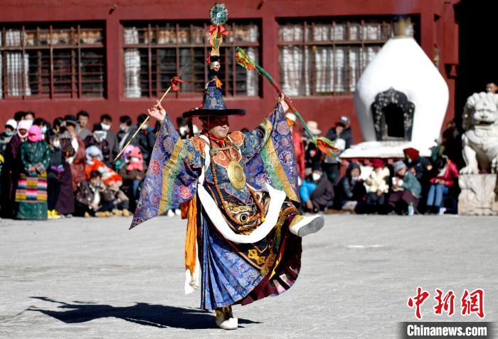 2月19日，楚布寺僧人參加跳神活動?！±盍?攝