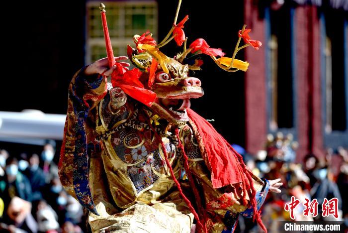 2月19日，楚布寺僧人佩戴面具參加跳神活動?！±盍?攝