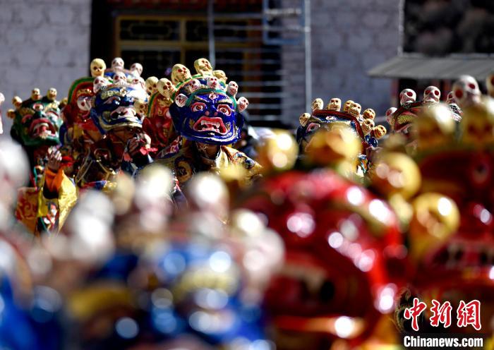 2月19日，楚布寺僧人們佩戴面具參加跳神活動?！±盍?攝