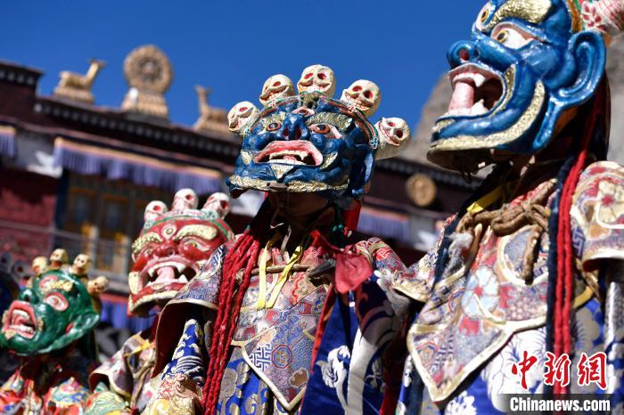2月19日，楚布寺僧人們佩戴面具參加跳神活動。　李林 攝