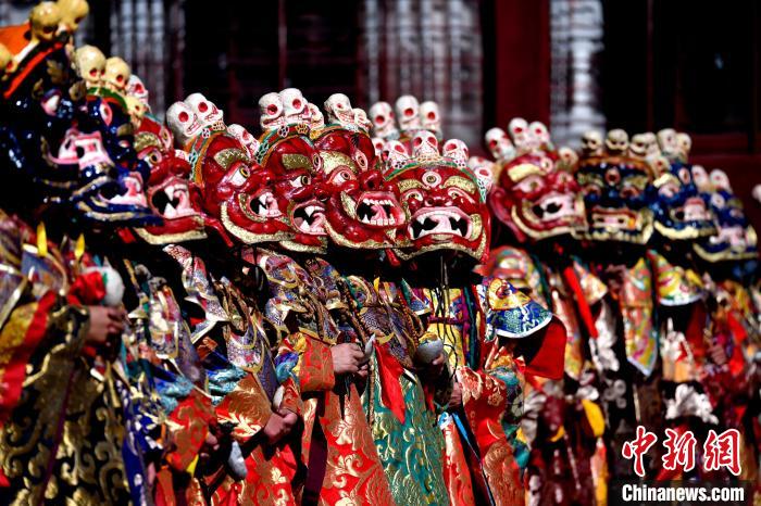 2月19日，楚布寺僧人們佩戴面具參加跳神活動?！±盍?攝