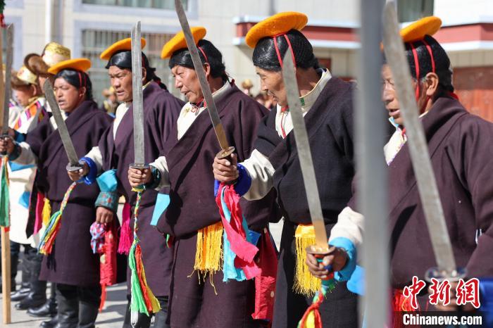 圖為藝人們手持藏刀表演加麻百·甲江?！愔闈扇?攝