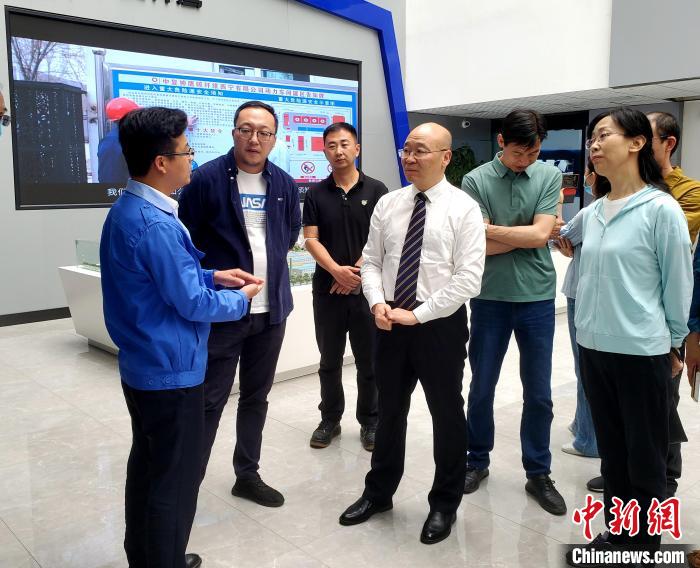 圖為全國政協(xié)委員、農(nóng)工黨青海省委主委王昆(中)在企業(yè)調(diào)研?！」鶟M福 供圖
