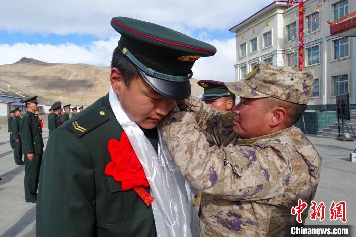 卸下軍銜等標識?！⒖≥x 攝