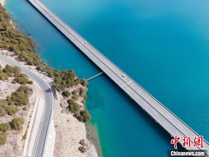 圖為西藏林拉高等級(jí)公路多布湖段風(fēng)光。　江飛波 攝