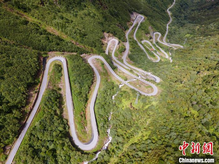 圖為西藏山南錯(cuò)那縣的盤山公路，錯(cuò)那縣被命名為全國“四好農(nóng)村路”示范縣?！〗w波 攝