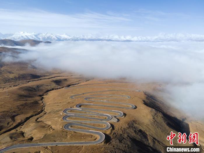 圖為西藏定日縣，前往珠穆朗瑪峰大本營蜿蜒的公路與云海。　江飛波 攝