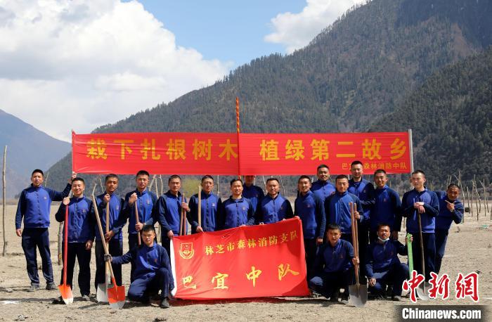 林芝市巴宜區(qū)森林消防中隊(duì)志愿服務(wù)隊(duì)合影留念?！∥骼@拉翁 攝