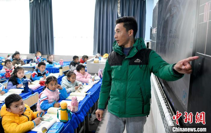 3月14日，西藏拉薩市第一小學(xué)藏語文老師拉巴次仁在課堂上?！±盍?攝
