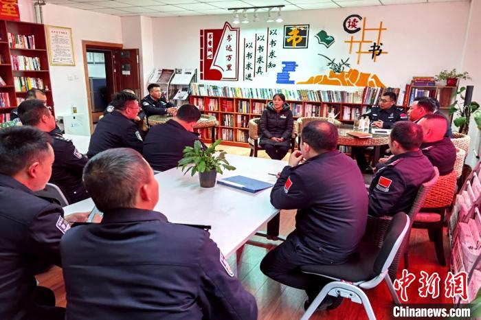 圖為亞東出入境邊防檢查站民警與銀行業(yè)務(wù)人員進(jìn)行金融知識(shí)深入交流?！『?攝