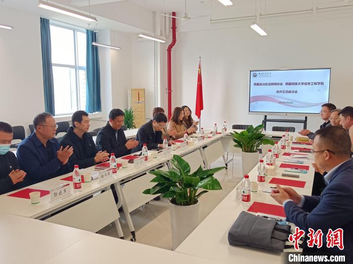 圖為座談會議現(xiàn)場。　格桑 攝
