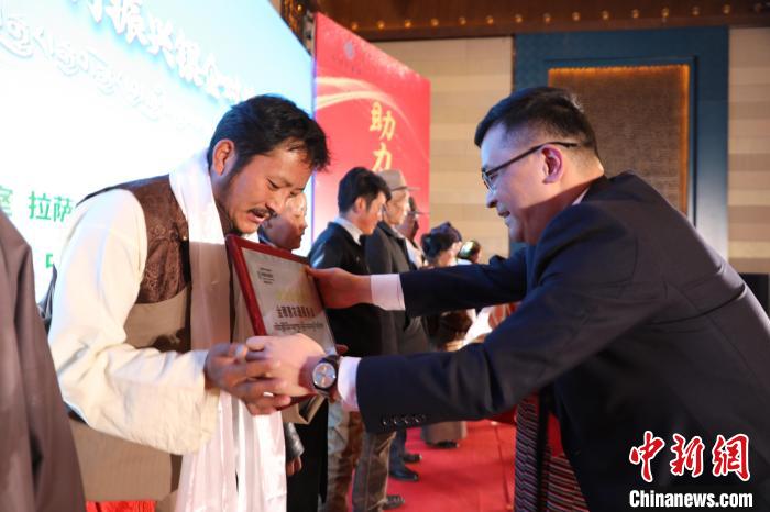 圖為拉薩市銀企對(duì)接洽談會(huì)現(xiàn)場(chǎng)?！「裆愔?攝