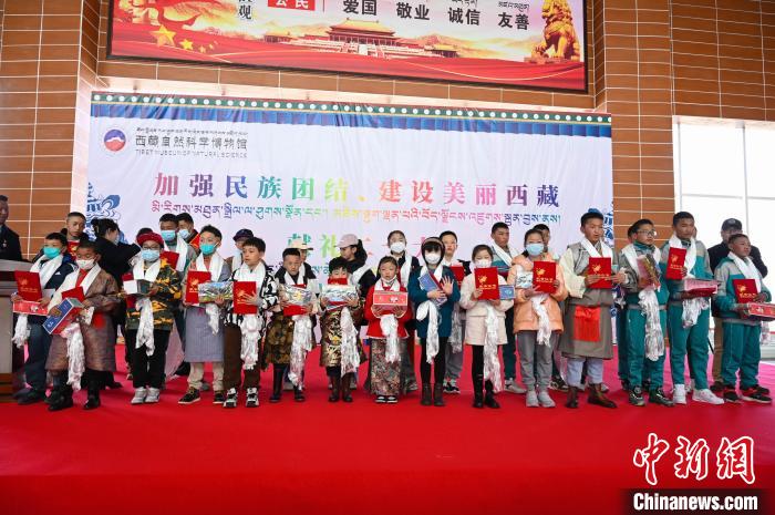 圖為部分獲獎學(xué)生合影?！≮w朗 攝