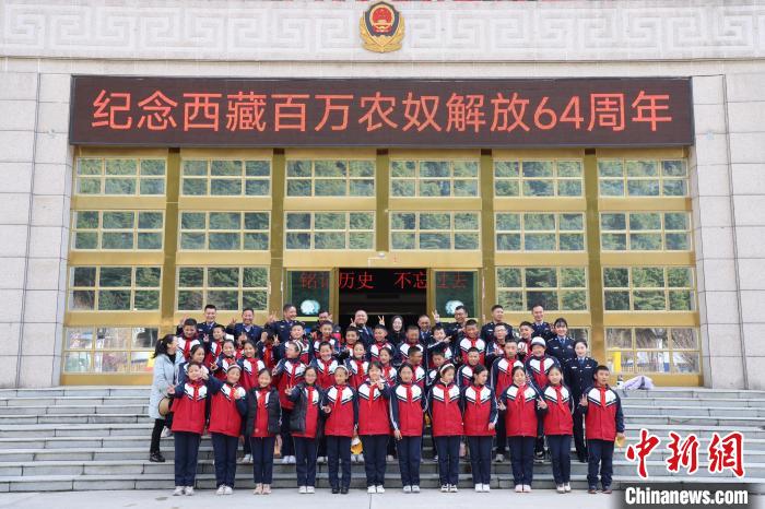 圖為亞東邊檢站民警代表與駐地小學師生代表合影留念。　胡利媛 攝